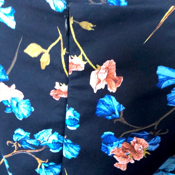 Black pencil cotton skirt with the bright flowers pattern - Picture 3 of 4